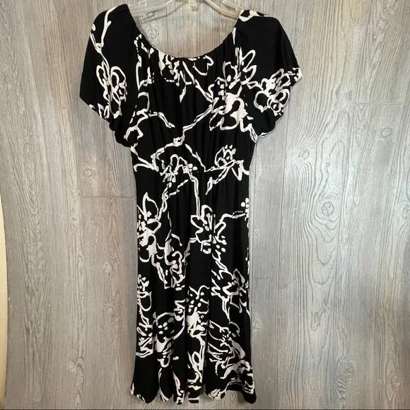 Theory | Dresses | Theory Black White Floral Print Short Sleeve Scoop Neck  Pleated Shift Dress M | Poshmark